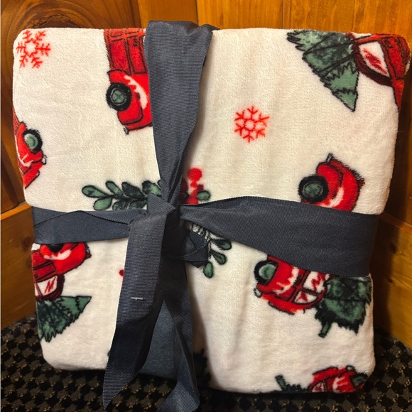 NWT Broyhill Blanket Velvet Plush Throw Christmas Tree Red Truck
50" X 60" - Picture 3 of 8